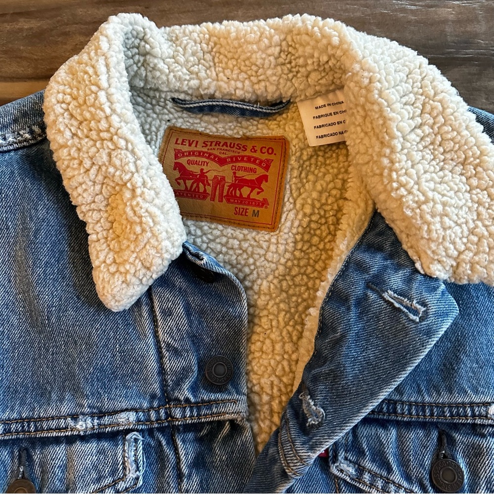 SOLD - LEVI’s Distressed Fleece Truckers Jacket Sz MED - Picture 4 of 10